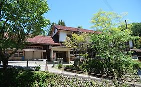 奈良吉野の小学校跡地ゲストハウス-五右衛門風呂体験-漫画図書室-卓球台-一棟貸し-素泊まり-吉野山天川村観光-Small Inn Attached To A Historic School Building