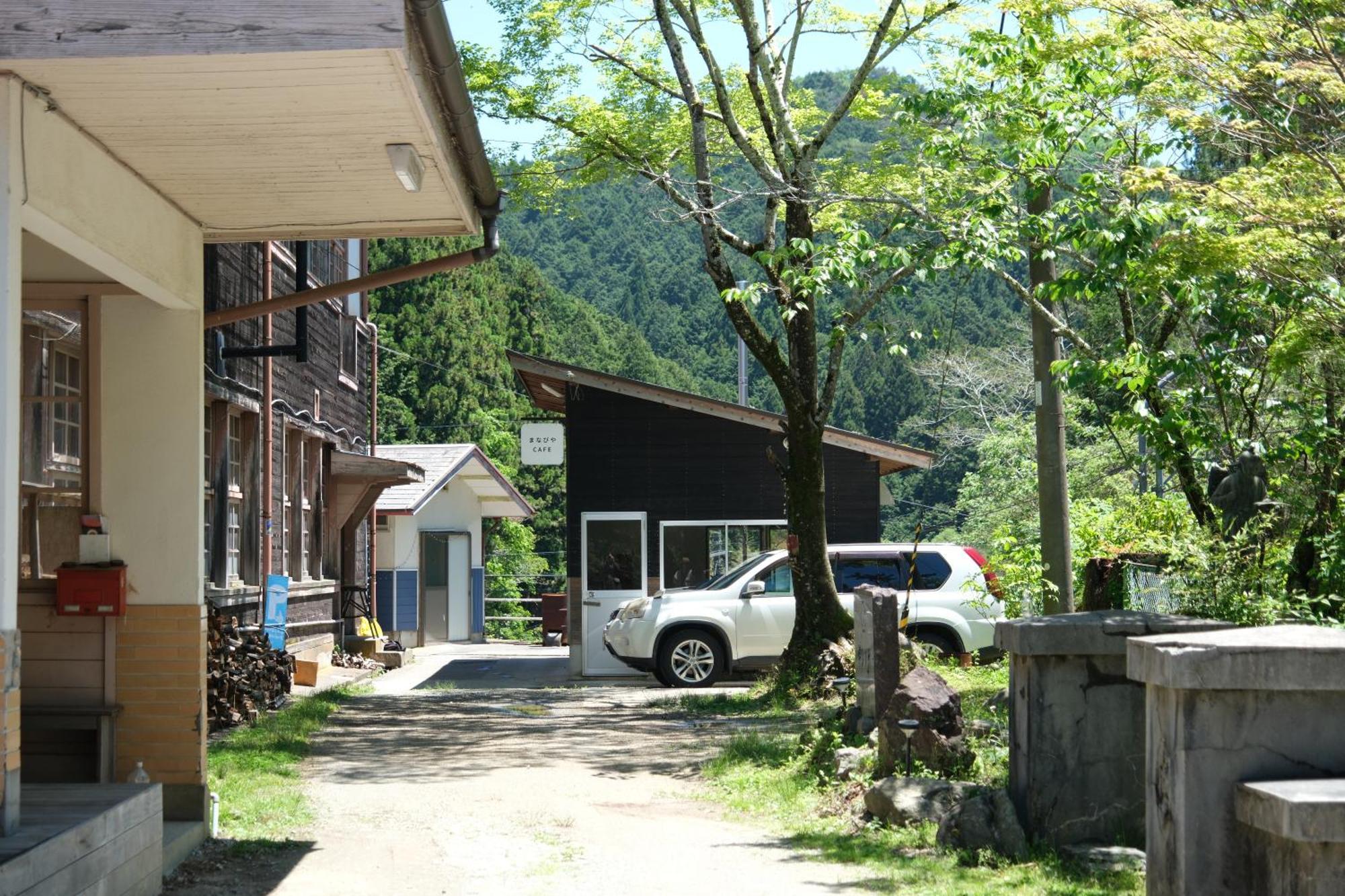 奈良吉野の小学校跡地ゲストハウスつわいらいと-薪割り五右衛門風呂体験-一棟貸し-吉野山や天川村観光に-Small Inn Attached To A Historic School Building 吉野町 エクステリア 写真